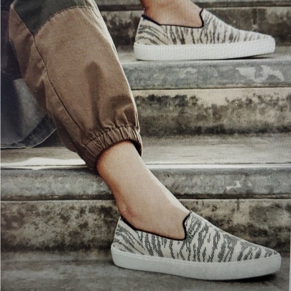 Rothy's Maritime Tiger Stripe Sneakers - size 8.5 - Picture 4 of 13